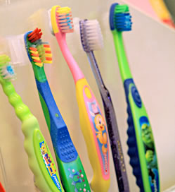 Keeping Teeth Clean by Brushing them Keeping Teeth Clean by Brushing them